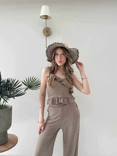 Askılı Fırfırlı Bluz ve Pantolonlu İkili Gofre Takım Vizon 2125
