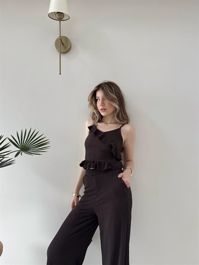 Askılı Fırfırlı Bluz ve Pantolonlu İkili Gofre Takım Kahve 2125