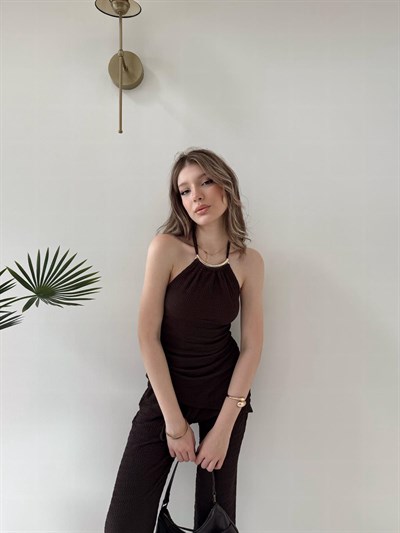 Boyundan Bağlamalı Aksesuar Detay Asimetrik Bluz ve Pantolonlu İkili Gofre Takım Acı Kahve 2130