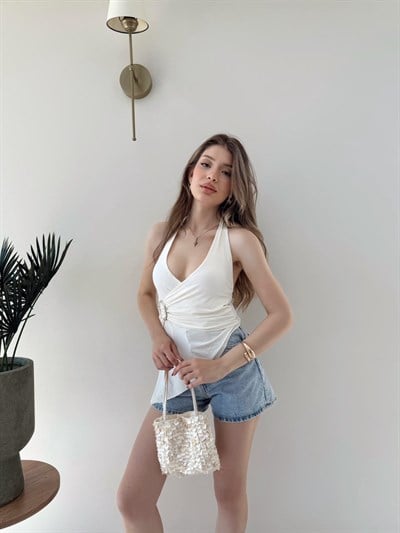 Boyundan Bağlamalı Asimetrik Kesim Aksesuar Detay Sandy Bluz Beyaz 2268