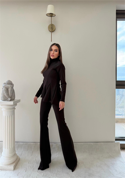 Dik Yaka Bel Asimetrik Drape Detay Bluz ve Pantolonlu Crep İkili Takım Acı Kahve 2027