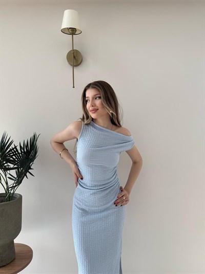 Düşük Omuz Detay Yırtmaçlı Uzun Gofre Elbise Bebe Mavi 2204