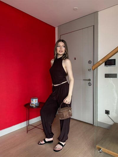 Halter Yaka Bluz ve Paça Lastikli Pantolonlu İkili Sandy Takım Acı Kahve 2194
