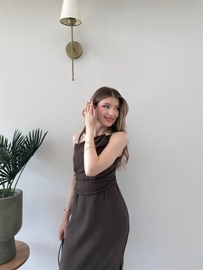 İp Askılı Aksesuar Detay Bel Drape Yırtmaçlı Astarlı Keten Elbise Kahve 2244