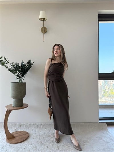 İp Askılı Aksesuar Detay Bel Drape Yırtmaçlı Astarlı Keten Elbise Kahve 2244