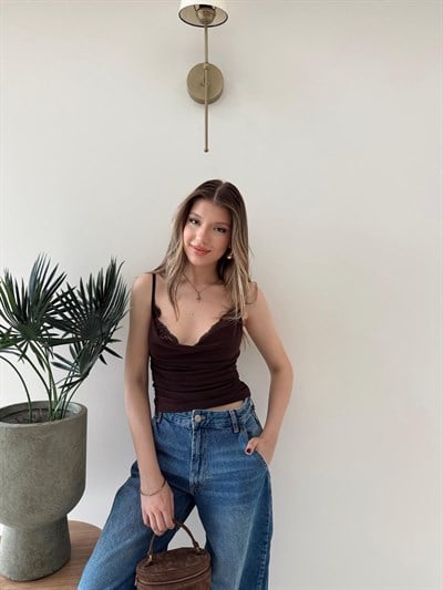 İp Askılı Degaje Yaka Dantel Detay Sandy Bluz Acı Kahve 2199