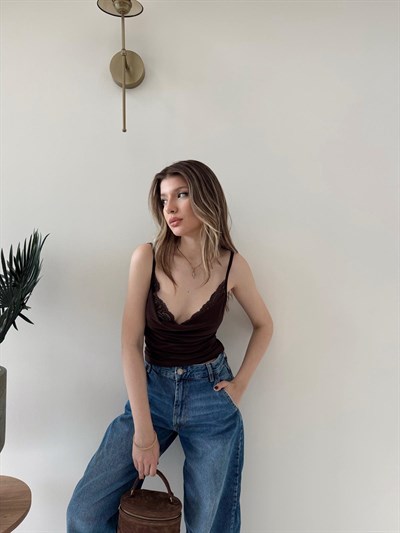 İp Askılı Degaje Yaka Dantel Detay Sandy Bluz Acı Kahve 2199