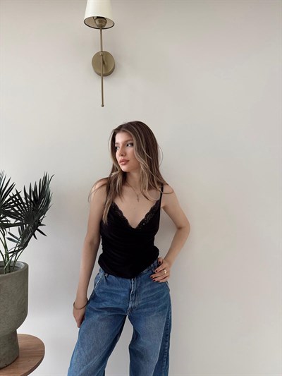 İp Askılı Degaje Yaka Dantel Detay Sandy Bluz Siyah 2199