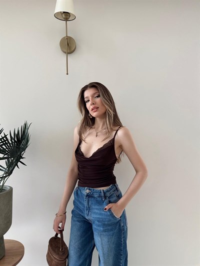 İp Askılı Degaje Yaka Dantel Detay Sandy Bluz Acı Kahve 2199