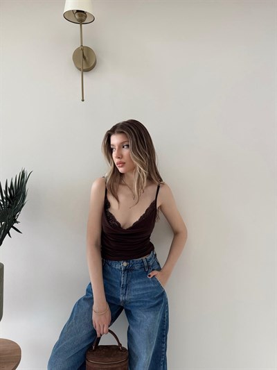 İp Askılı Degaje Yaka Dantel Detay Sandy Bluz Acı Kahve 2199
