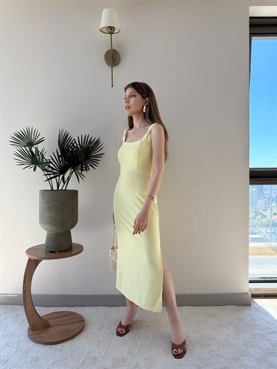 Kare Yaka Askı Aksesuar Detay Yırtmaçlı Modal Elbise Sarı 2333