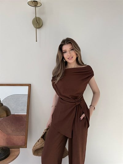 Kayık Yaka Bel Burgu Detay Asimetrik Bluz ve Pantolonlu Gofre İkili Takım Acı Kahve 2335
