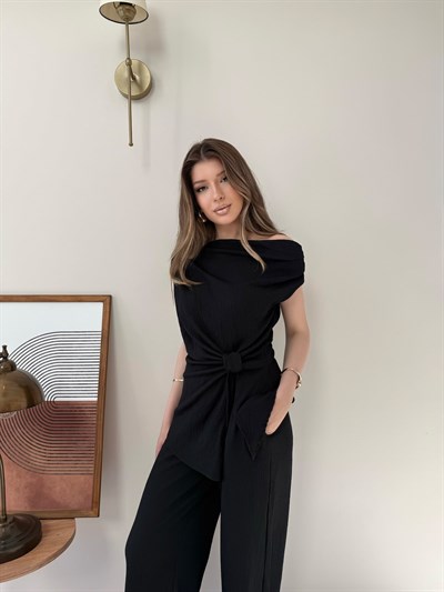 Kayık Yaka Bel Burgu Detay Asimetrik Bluz ve Pantolonlu Gofre İkili Takım Siyah 2335