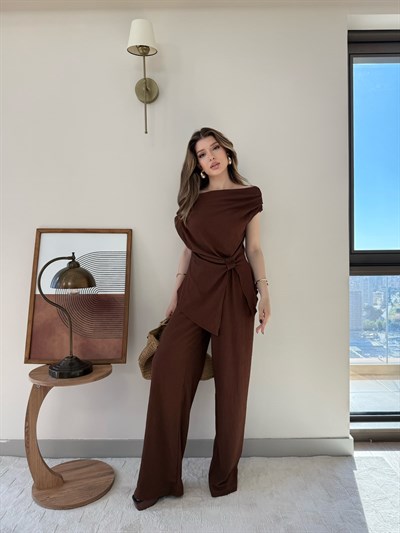 Kayık Yaka Bel Burgu Detay Asimetrik Bluz ve Pantolonlu Gofre İkili Takım Acı Kahve 2335