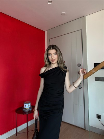Kayık Yaka Burgulu Yırtmaçlı Uzun Sandy Elbise Siyah 2238