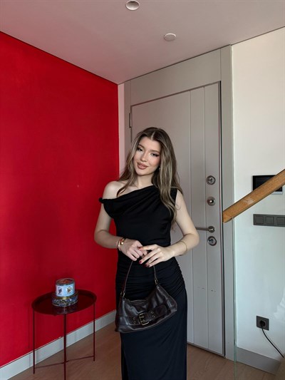 Kayık Yaka Burgulu Yırtmaçlı Uzun Sandy Elbise Siyah 2238