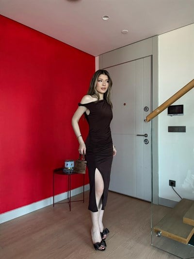 Kayık Yaka Burgulu Yırtmaçlı Uzun Sandy Elbise Acı Kahve 2238