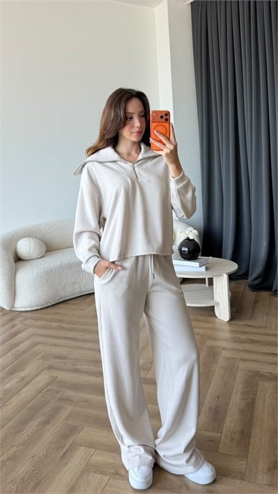 Kayık Yaka Detay Fermuarlı Sweat ve Pantolonlu Selanik Kumaş İkili Takım Bej 2424