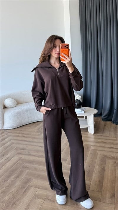 Kayık Yaka Detay Fermuarlı Sweat ve Pantolonlu Selanik Kumaş İkili Takım Acı Kahve 2424