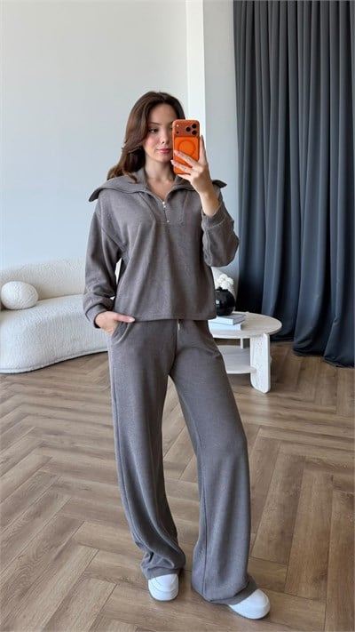 Kayık Yaka Detay Fermuarlı Sweat ve Pantolonlu Selanik Kumaş İkili Takım Vizon 2424