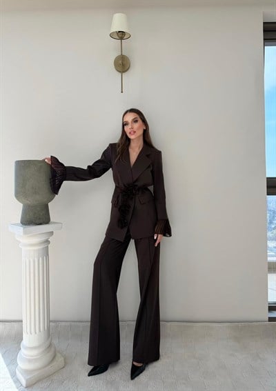Kol Tül Detay Bel Kuşaklı Blazer Ceket Ve Pantolonlu Kumaş Takım Kahverengi 2068