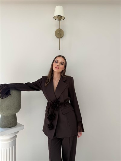 Kol Tül Detay Bel Kuşaklı Blazer Ceket Ve Pantolonlu Kumaş Takım Kahverengi 2068