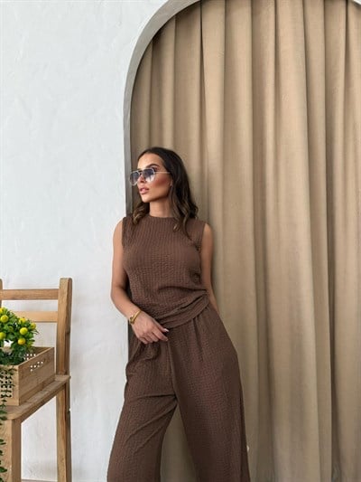 Sıfır Kol Drape Detay Bluz ve İspanyol Paça Pantolonlu Gofre İkili Takım Kahve 2101