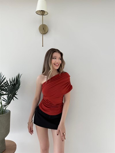 Tek Omuz Bel Drape Detay Sandy Bluz Tarçın 2209