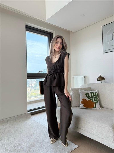 V Yaka Bel Büzgü Bağlama Detay Bluz ve Pantolonlu Keten İkili Takım Acı Kahve 2223