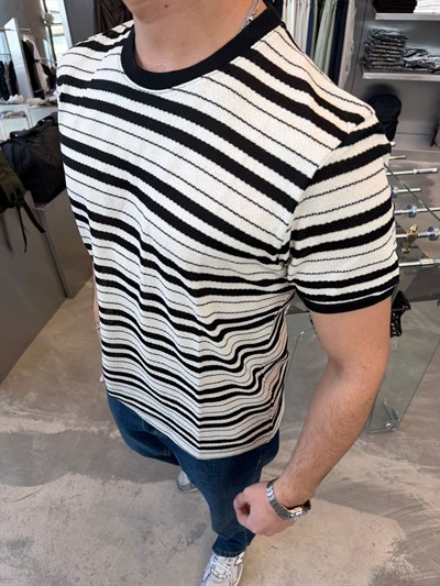 Beyaz Çizgili T-Shirt