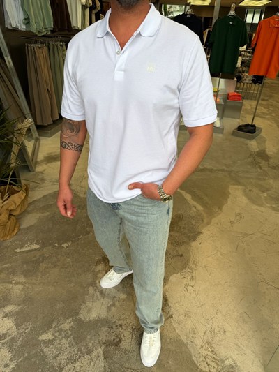 Beyaz Minimal Baskılı Yakalı T-Shirt NWP10004