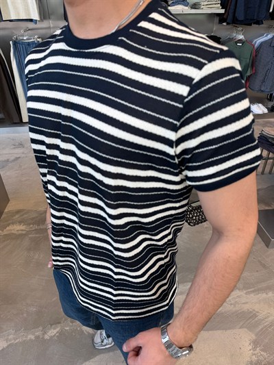 Siyah Çizgili T-Shirt