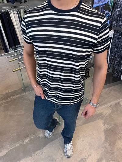 Siyah Çizgili T-Shirt