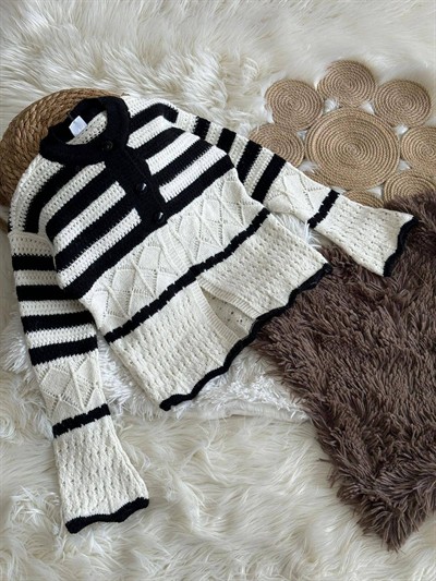 DÜĞMELİ TRİKO HIRKA