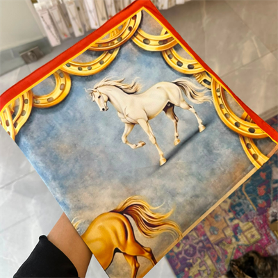 Altın Nal 60X60 İpeksi Fular