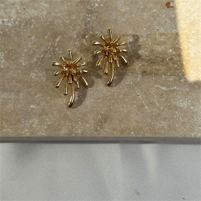 Dallı Gold Çiçek Demeti Çivi Küpe