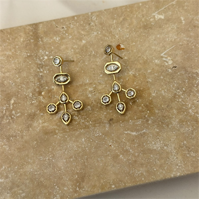 Gold Kaplama Geometrik Çerçeveli Zirkon Taşlı Sallantılı Küpe