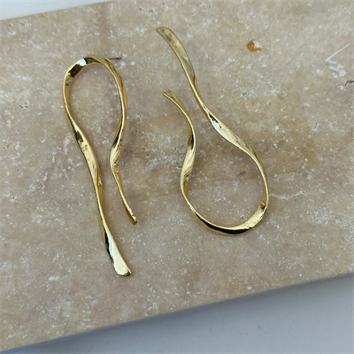 Gold Kaplama Kıvrımlı Metal Küpe