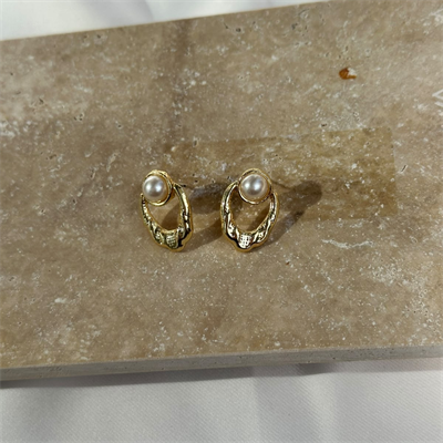 İnci Detaylı Amorf Oval Gold Çivi Küpe