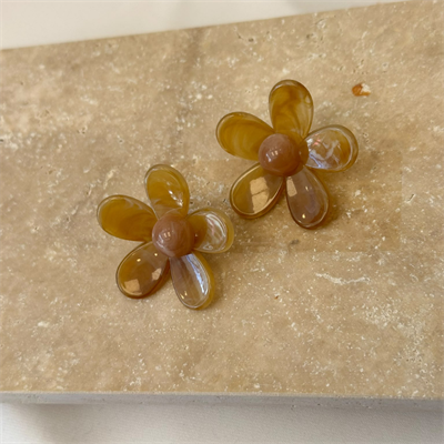 Karamel Akrilik Papatya Formlu Vizon Göbekli Çivi Küpe