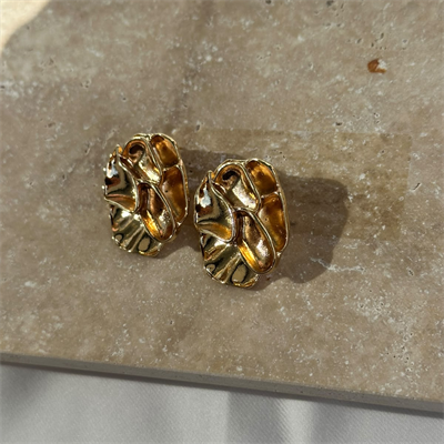 Kıvrımlı Dokulu Oval Gold Metal Çivi Küpe