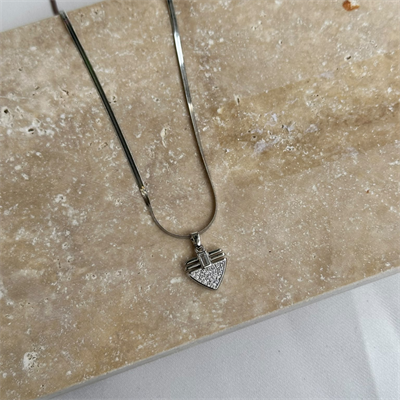 Zirkon Taş İşlemeli Geometrik Üçgen Yılan Zincir Silver Kolye