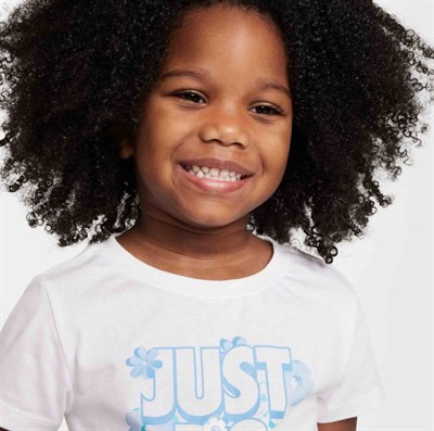 NIKE NKG FLOW-RAL RINGLET GRAPHIC TEE KIZ ÇOCUK TİŞÖRT