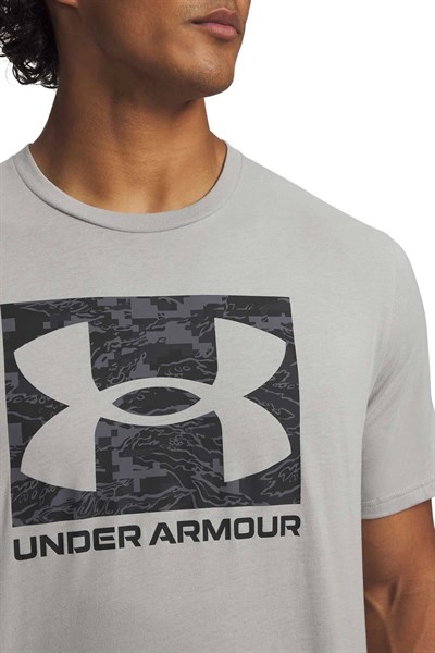 UA ABC CAMO BOXED LOGO SS ERKEK TİŞÖRT 1361673