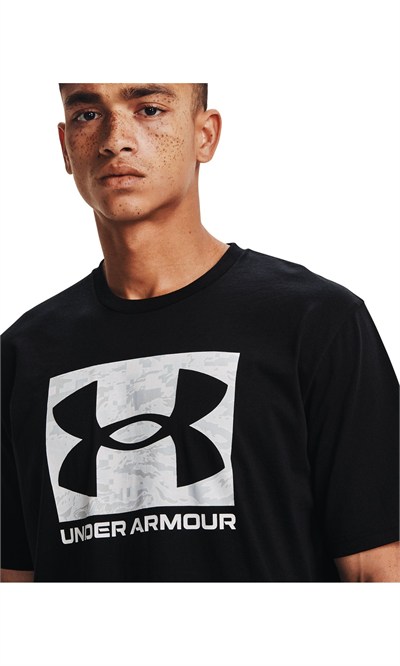 UA ABC CAMO BOXED LOGO SS ERKEK TİŞÖRT 1361673