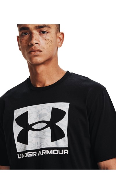 UA ABC CAMO BOXED LOGO SS ERKEK TİŞÖRT 1361673