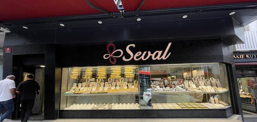 Seval Kuyumculuk Ulus şube vitrini