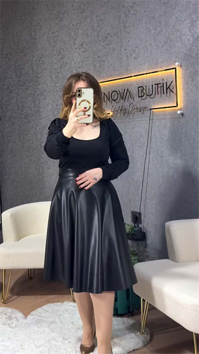Deri Detaylı Siyah Elbise Güçlü Kombin