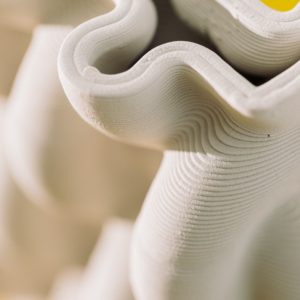Kurutma sürecindeki seramik 3D baskı parçası