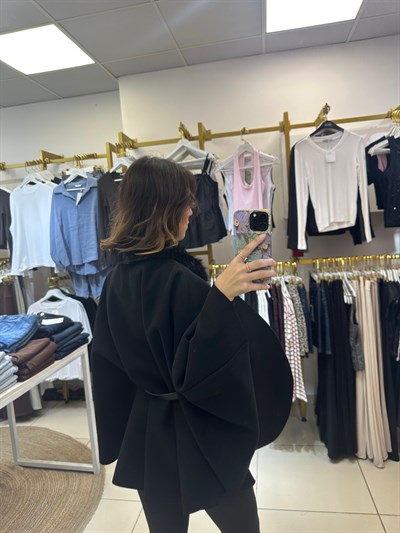 Yakası kürklü kemerli siyah panço